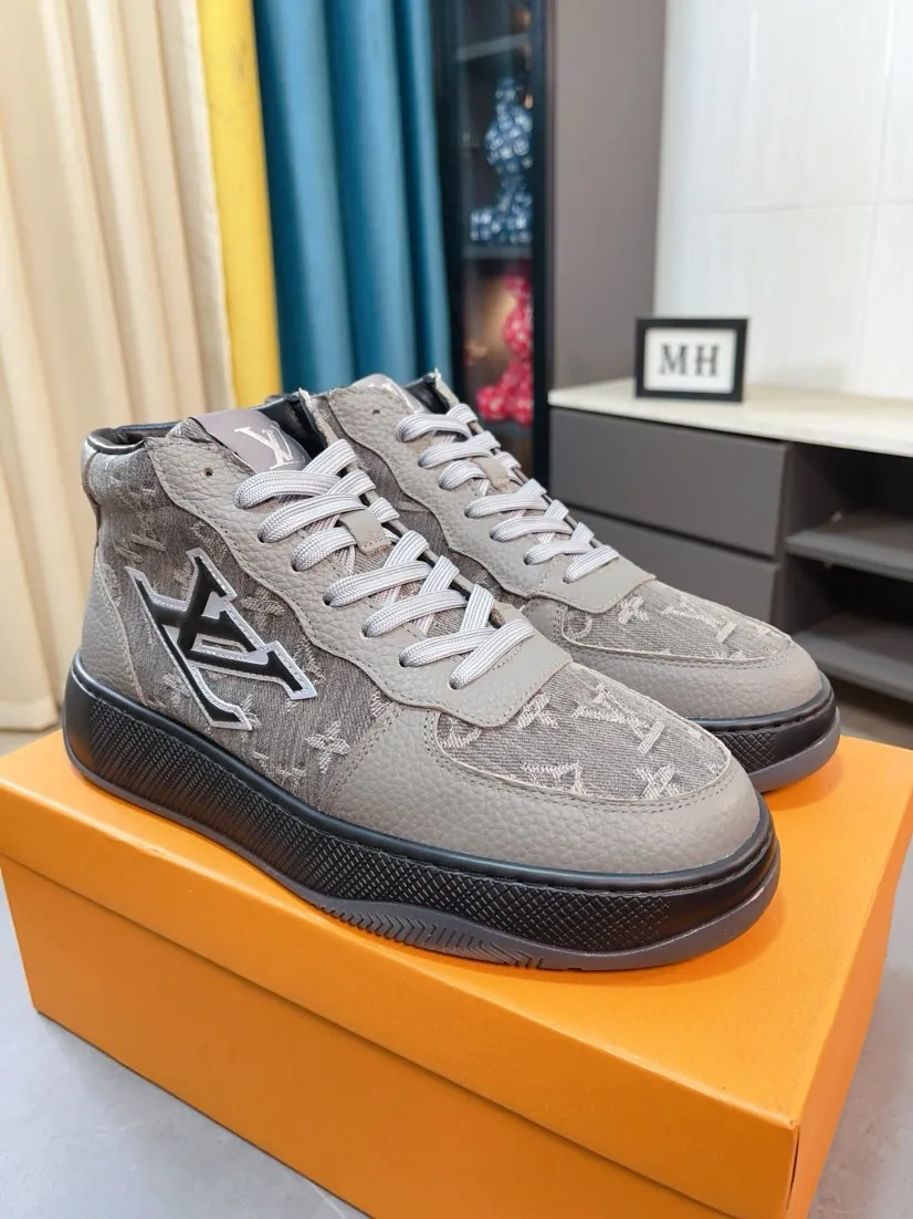 Men's shoes 💰438🌹🌹【LOUIS VUITTON】Same style on Louis Vuitton* official website🚹Men's high-top casual shoes❤️Same style as popular celebrities and big names ~ Best-selling at home and abroad Lv focuses on the checkerboard series...Imported first-layer cowhide with special fabrics➕Full sheep leather lining➕Brand-specific hollow outsole💎Produced by OEM The highest version🔍🔍Number of codes: 38-44,